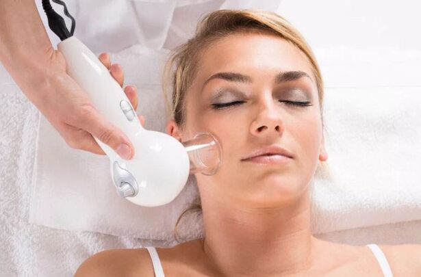 A vacuum massage procedure will help cleanse the skin of the face and smooth out wrinkles